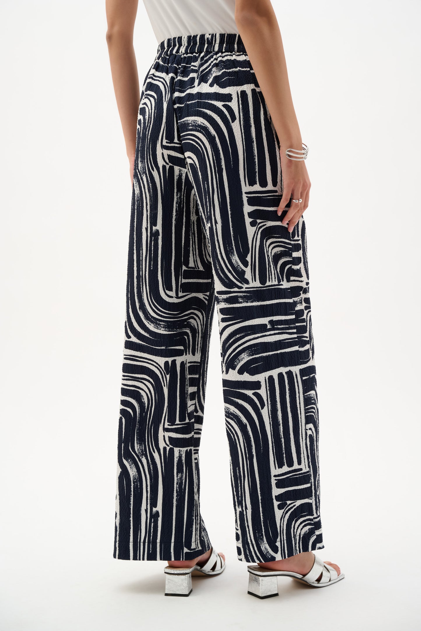 Joseph Ribkoff 262165 2366 Pantaloni pull-on a gamba larga in seersucker con stampa astratta