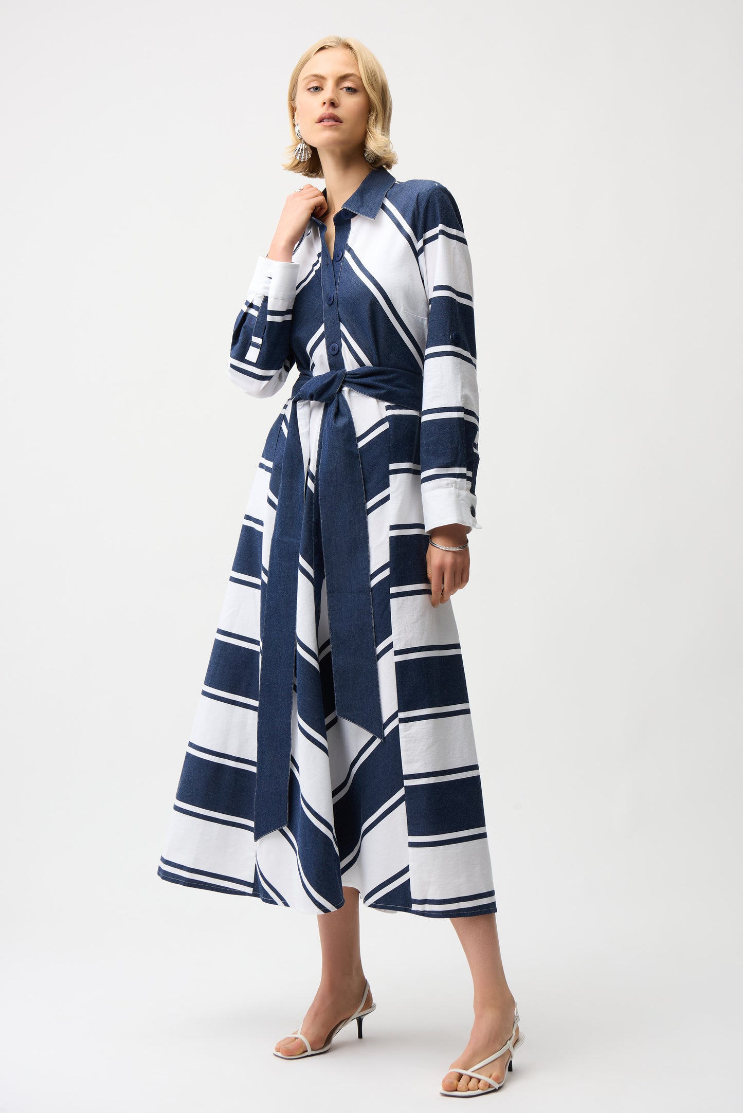 Joseph Ribkoff 261936 299 Abito a camicia stretto e poi svasato in cotone con stampa a righe e fusciacca double-fac