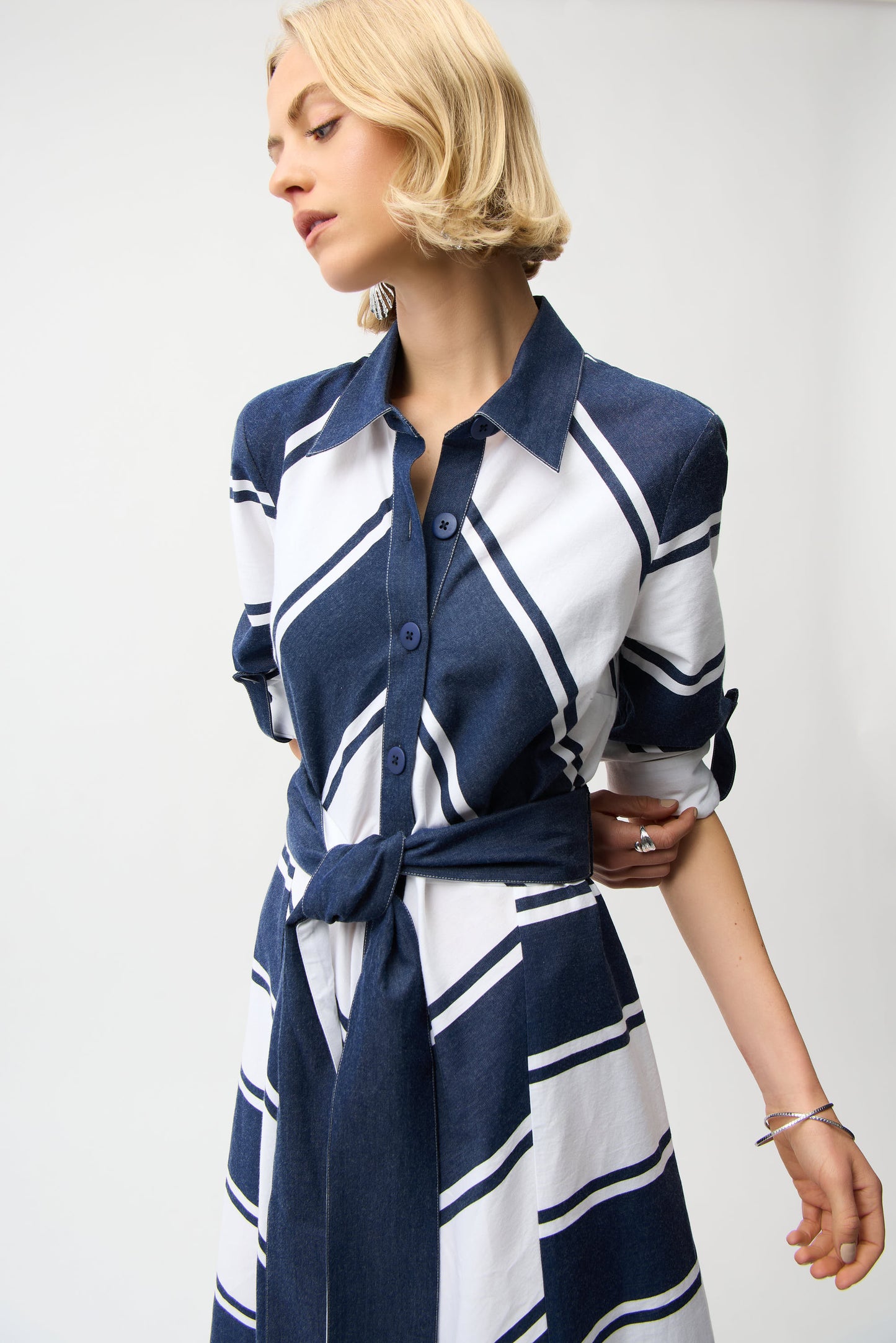Joseph Ribkoff 261936 299 Abito a camicia stretto e poi svasato in cotone con stampa a righe e fusciacca double-fac