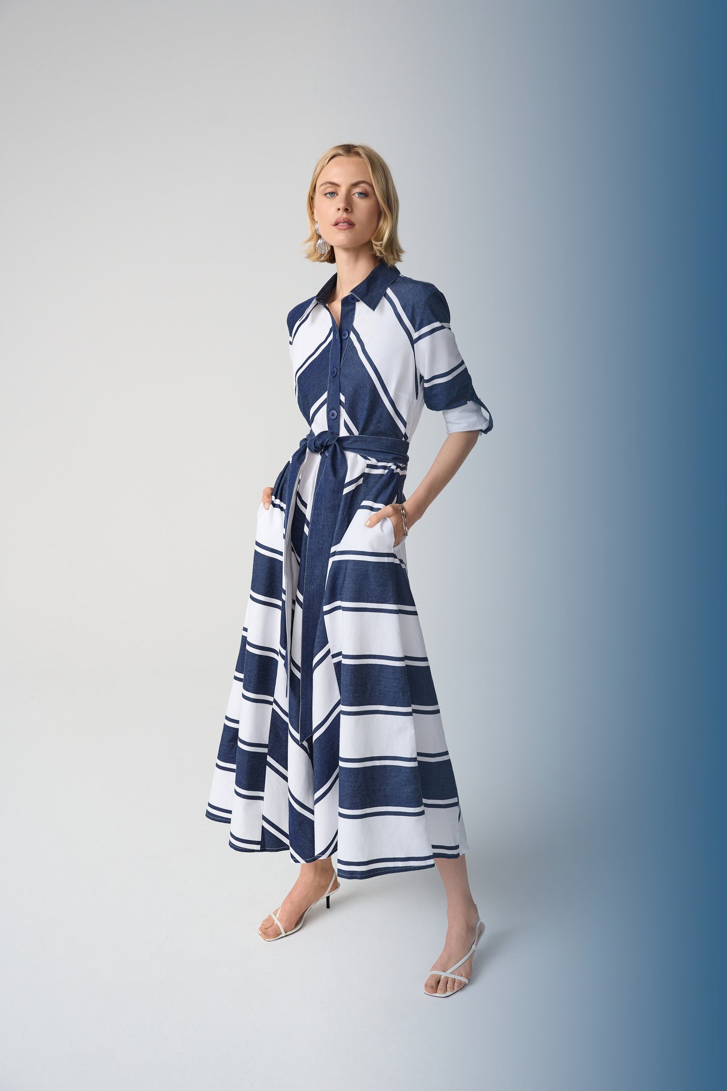 Joseph Ribkoff 261936 299 Abito a camicia stretto e poi svasato in cotone con stampa a righe e fusciacca double-fac
