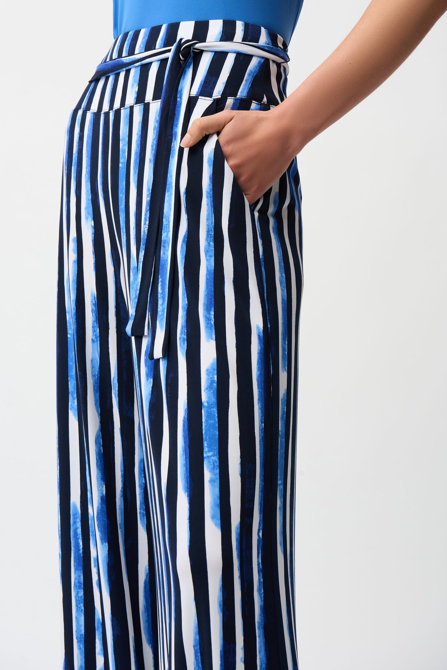 Joseph Ribkoff - Pantaloni a Gamba Larga in Maglia Effetto Seta a Righe - 261292